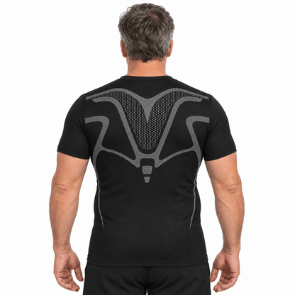 FORMHALT CORE Tee - Kompression T-Shirt für Herren von hinten mit funktionalem Design für eine glattere Silhouette.